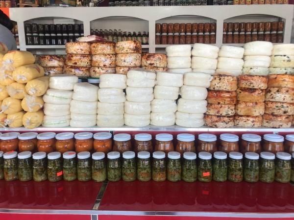Сыры и домашние продукты на продовольственном рынке Албании