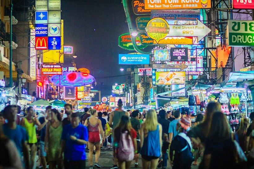 Знаковые вывески на улице Khao San Road в Бангкоке