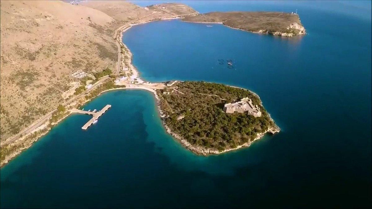 Бухта Порто-Палермо и крепость Али-паши на побережье Ионического моря
