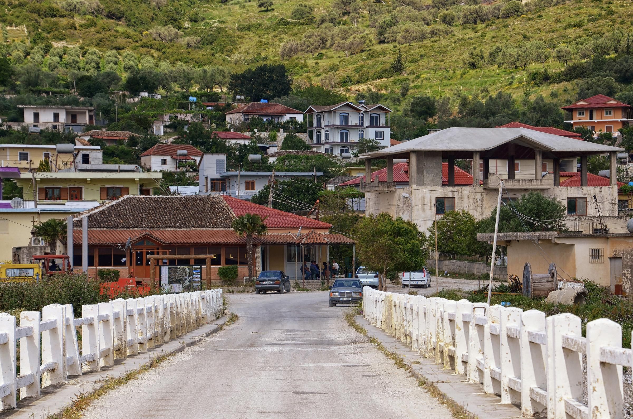Сельская дорога Албании