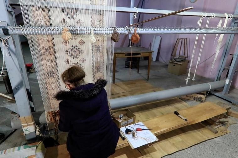Мастерица за работой в небольшой албанской ткацкой мастерской