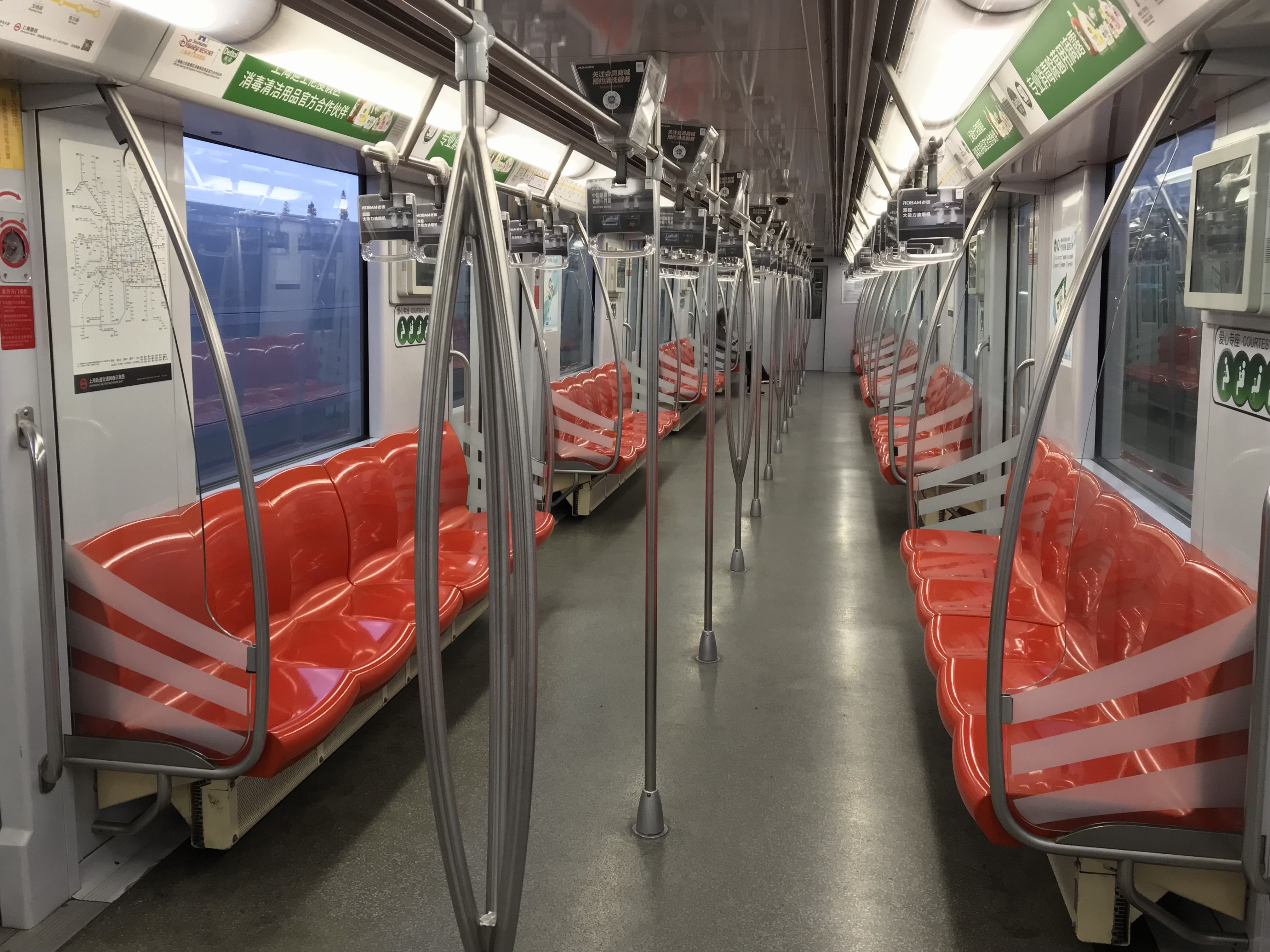 Интерьер вагона поезда метро в Шанхае