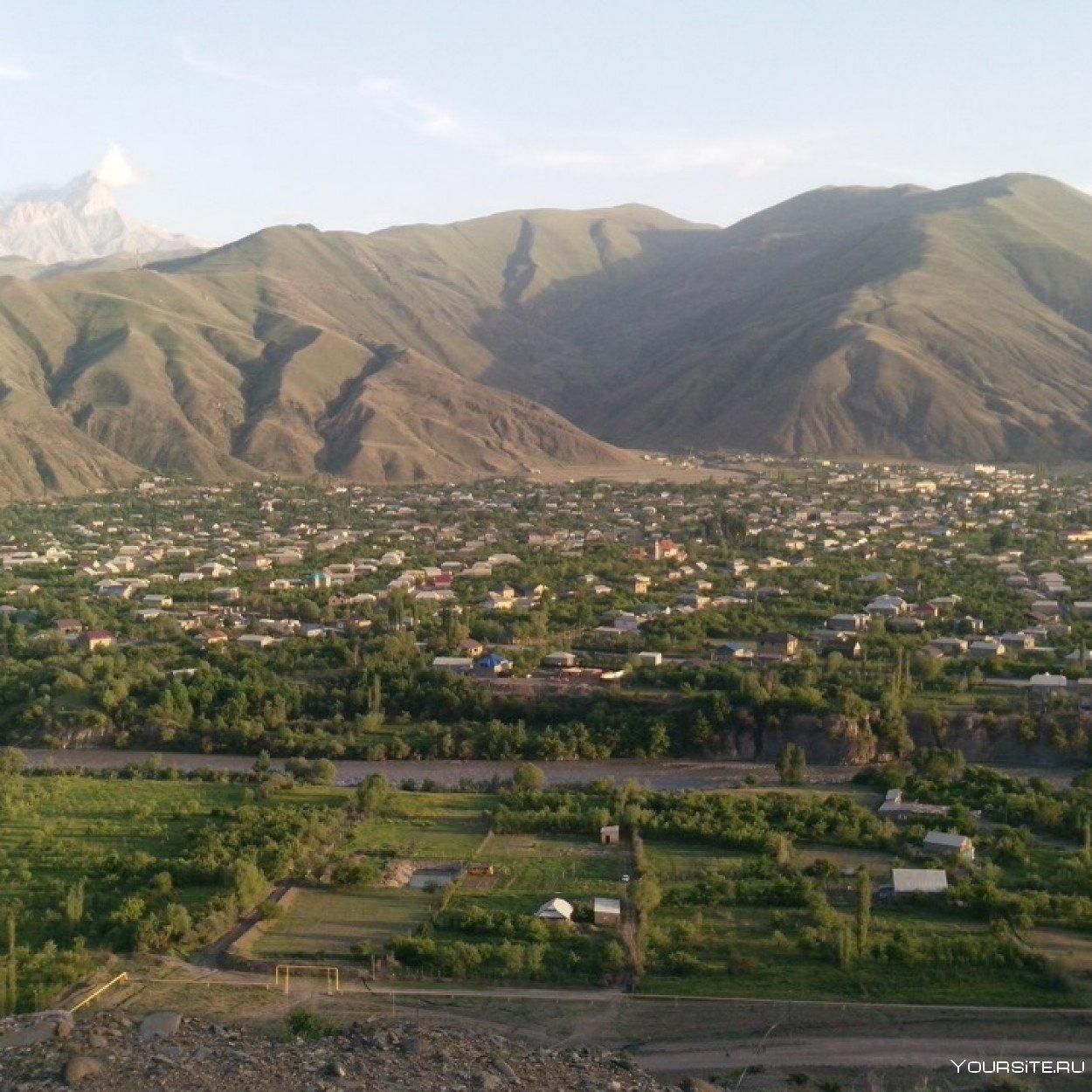 🌄 Панорама села Ахты в долине реки Самур (Дагестан, Россия)
