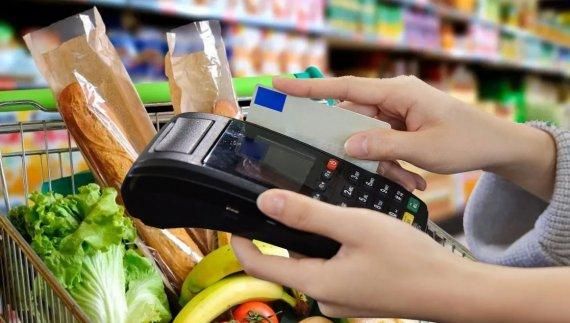 Расчёт банковской картой в супермаркете Тираны