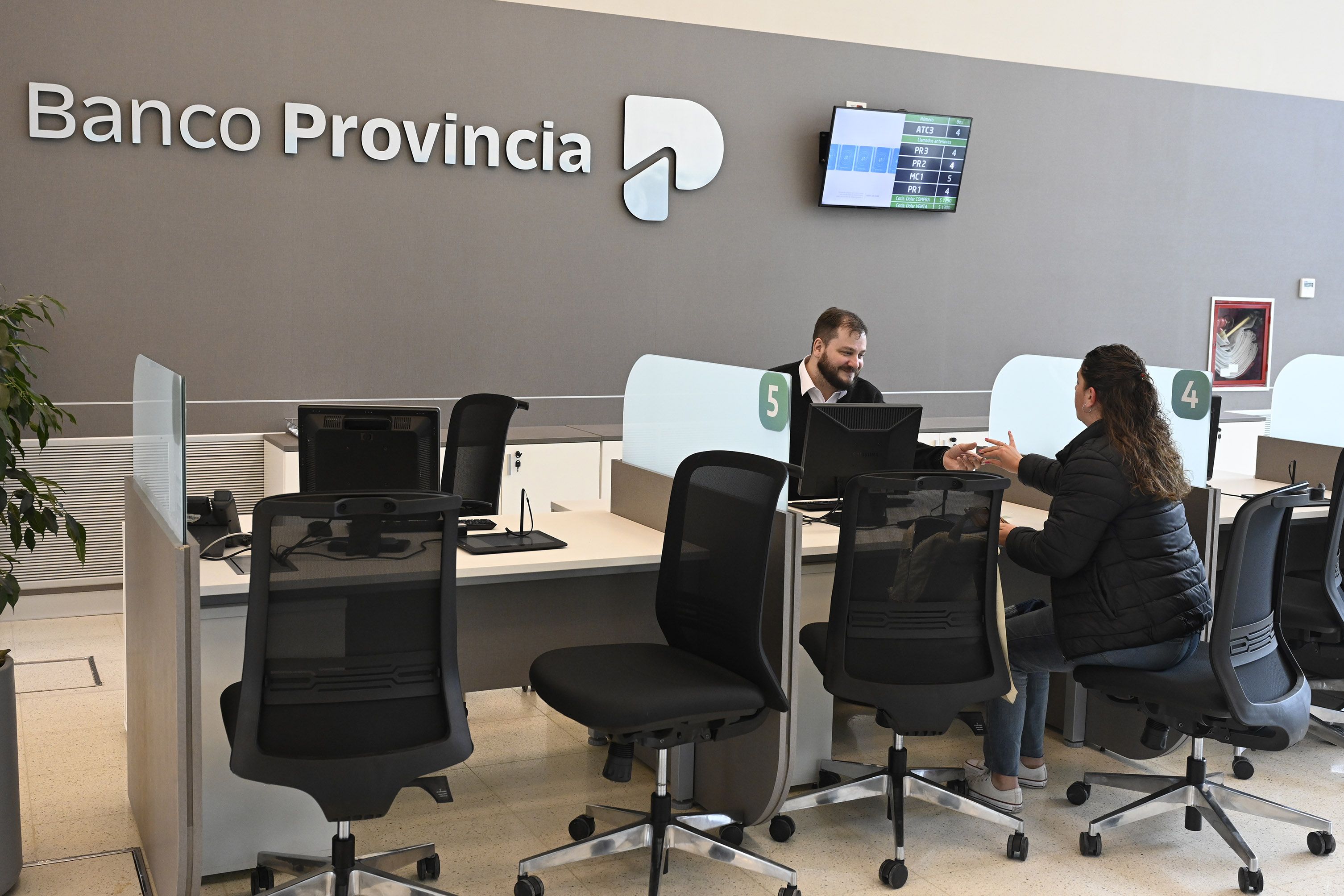 Посетитель у стойки обслуживания в отделении Banco Provincia