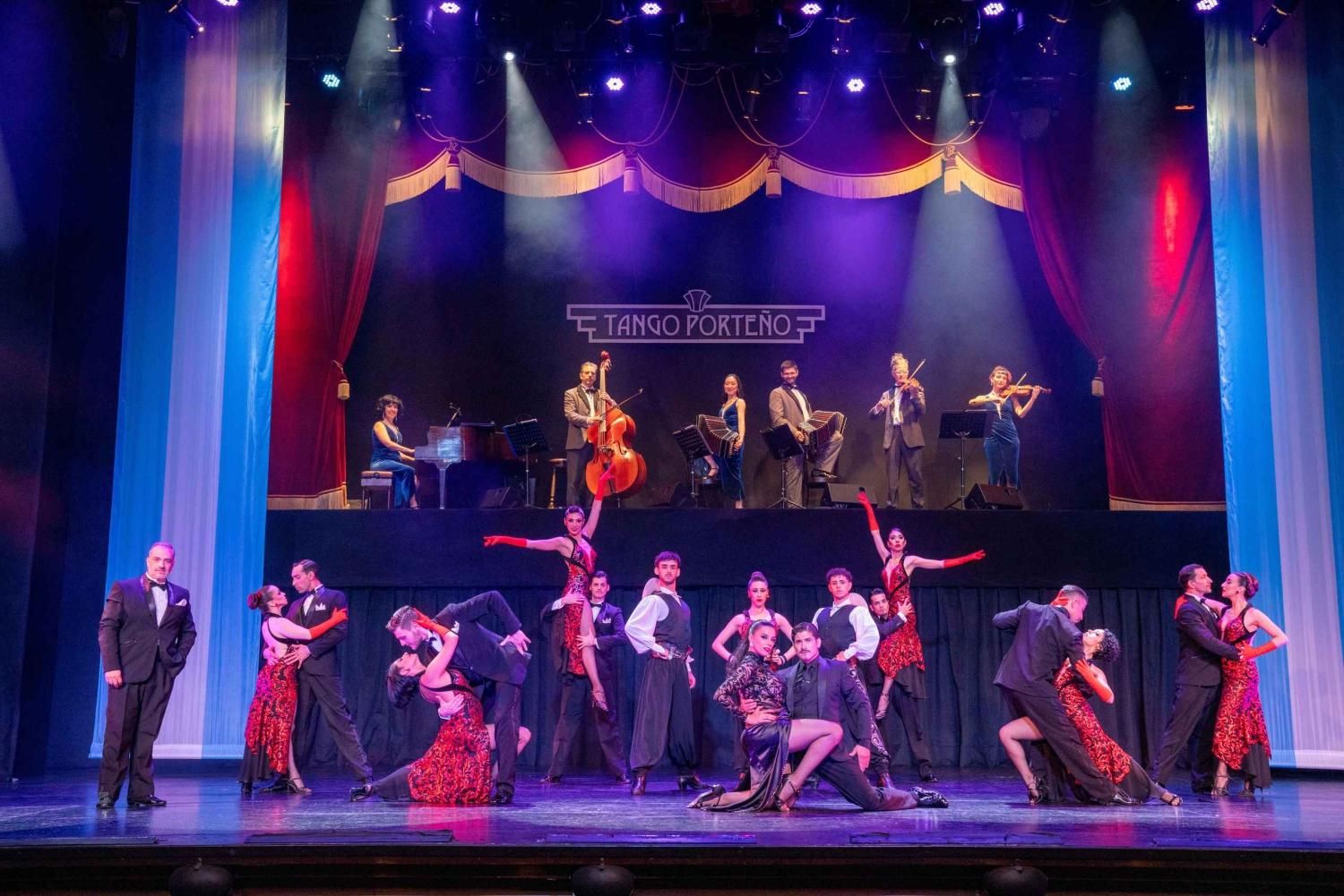 Танцевальные пары и музыканты на танго-шоу Tango Porteño в Буэнос-Айресе