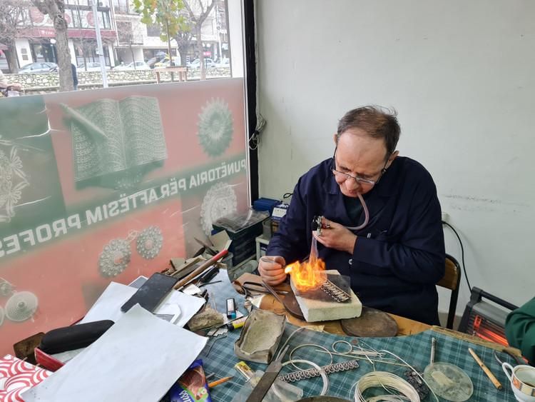 Рабочий стол албанского мастера с серебром и ручными инструментами