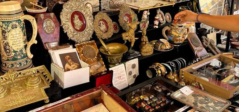 Старинные предметы на прилавке антикварной лавки