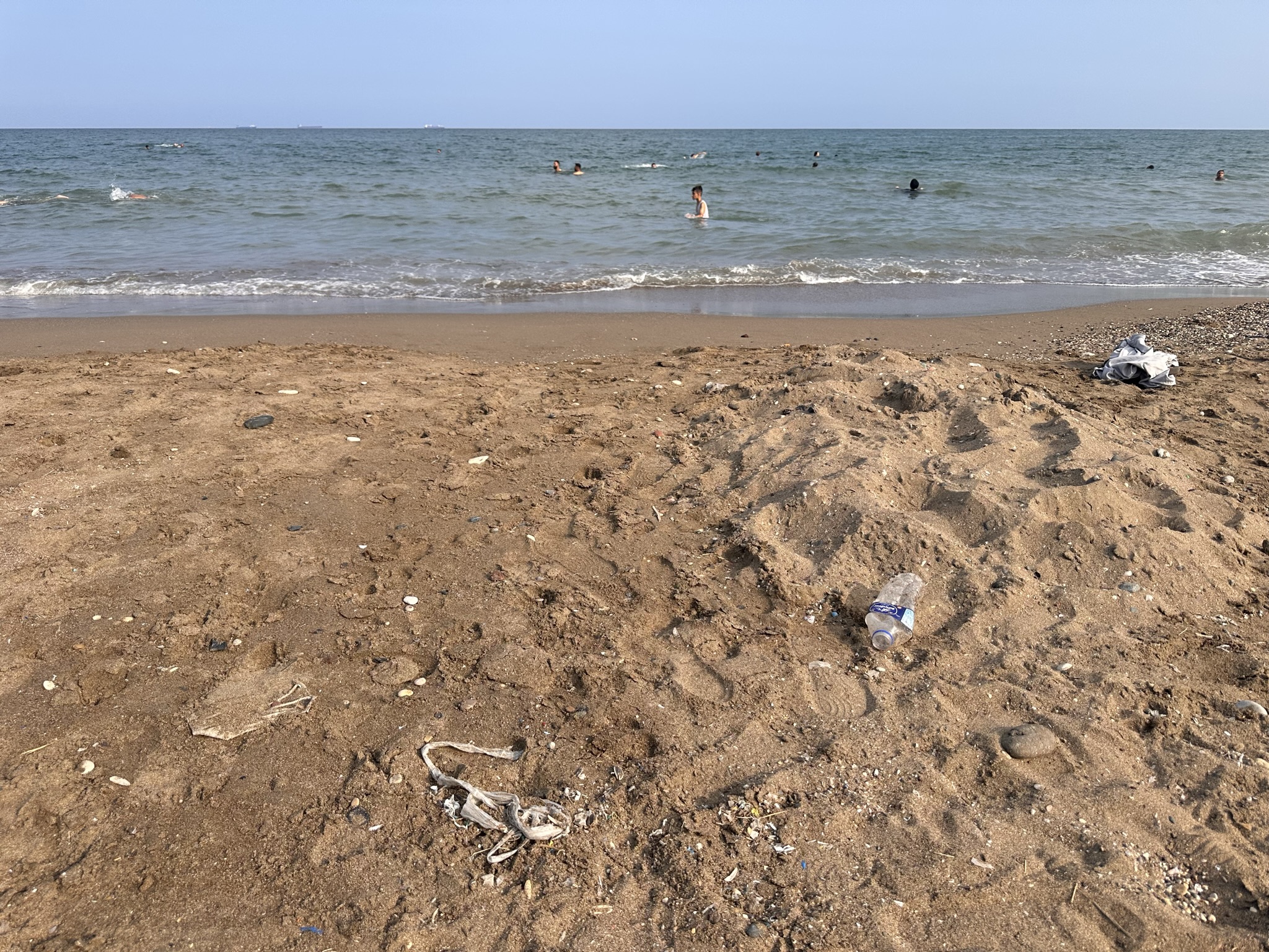 Пляж в Мерсине и мусор