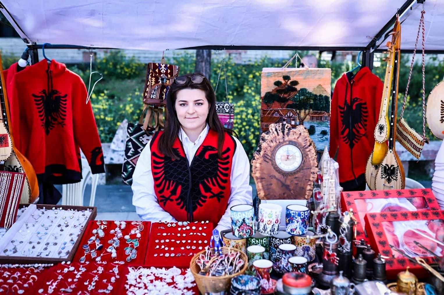 Красные албанские сувениры с чёрным двуглавым орлом