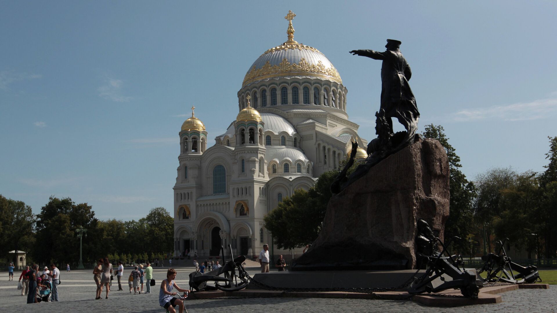 Якорная площадь и памятник Петру I
