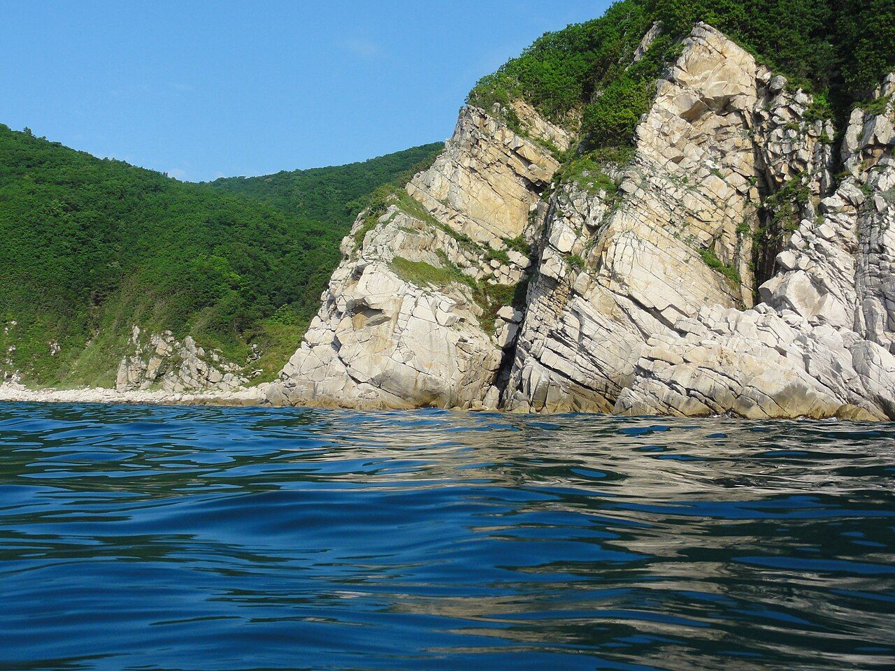 Скалистые берега Японского моря (КНДР)