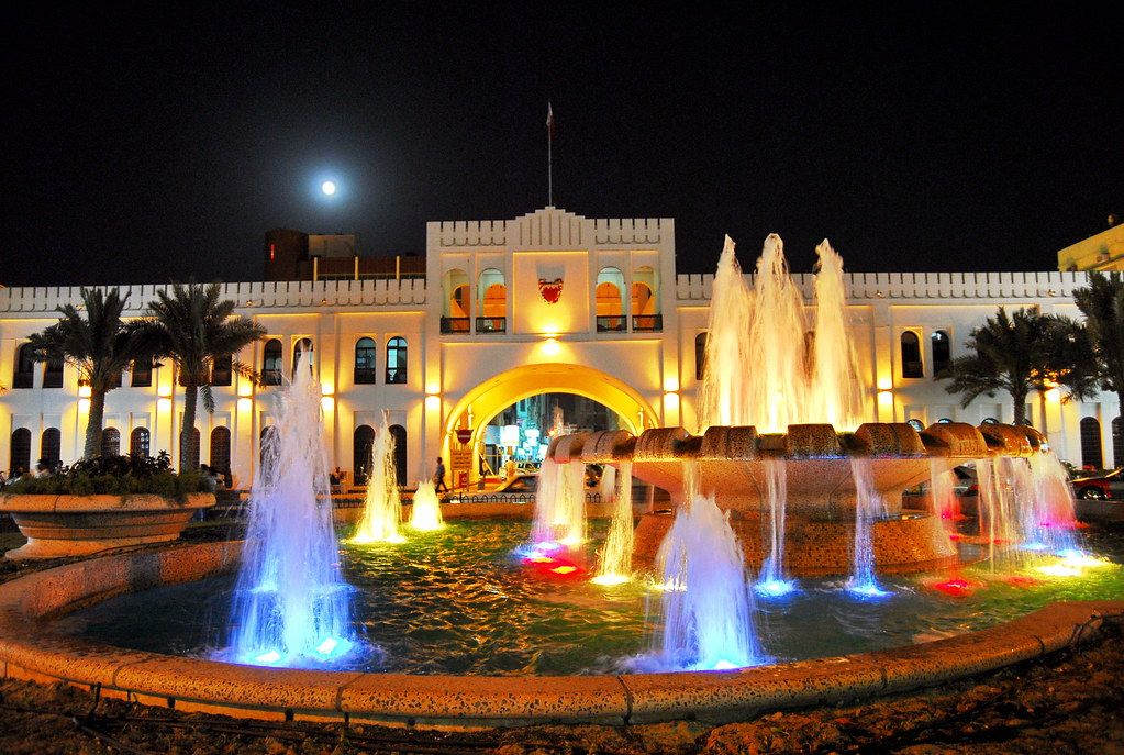 Bab Al Bahrain ночью с фонтаном