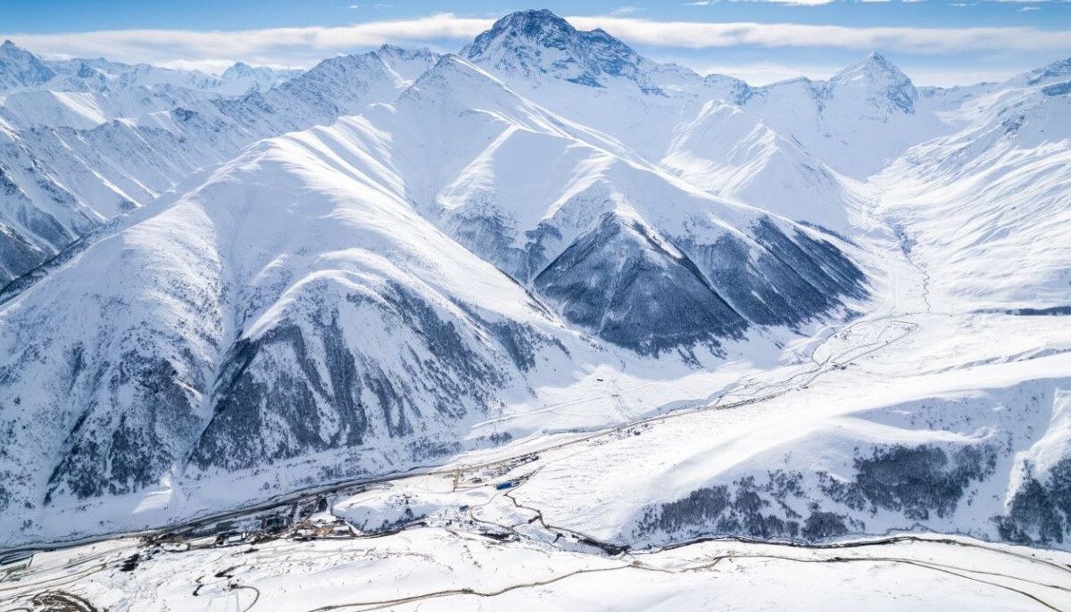 Панорама заснеженных гор Мамисонского ущелья (Северная Осетия)