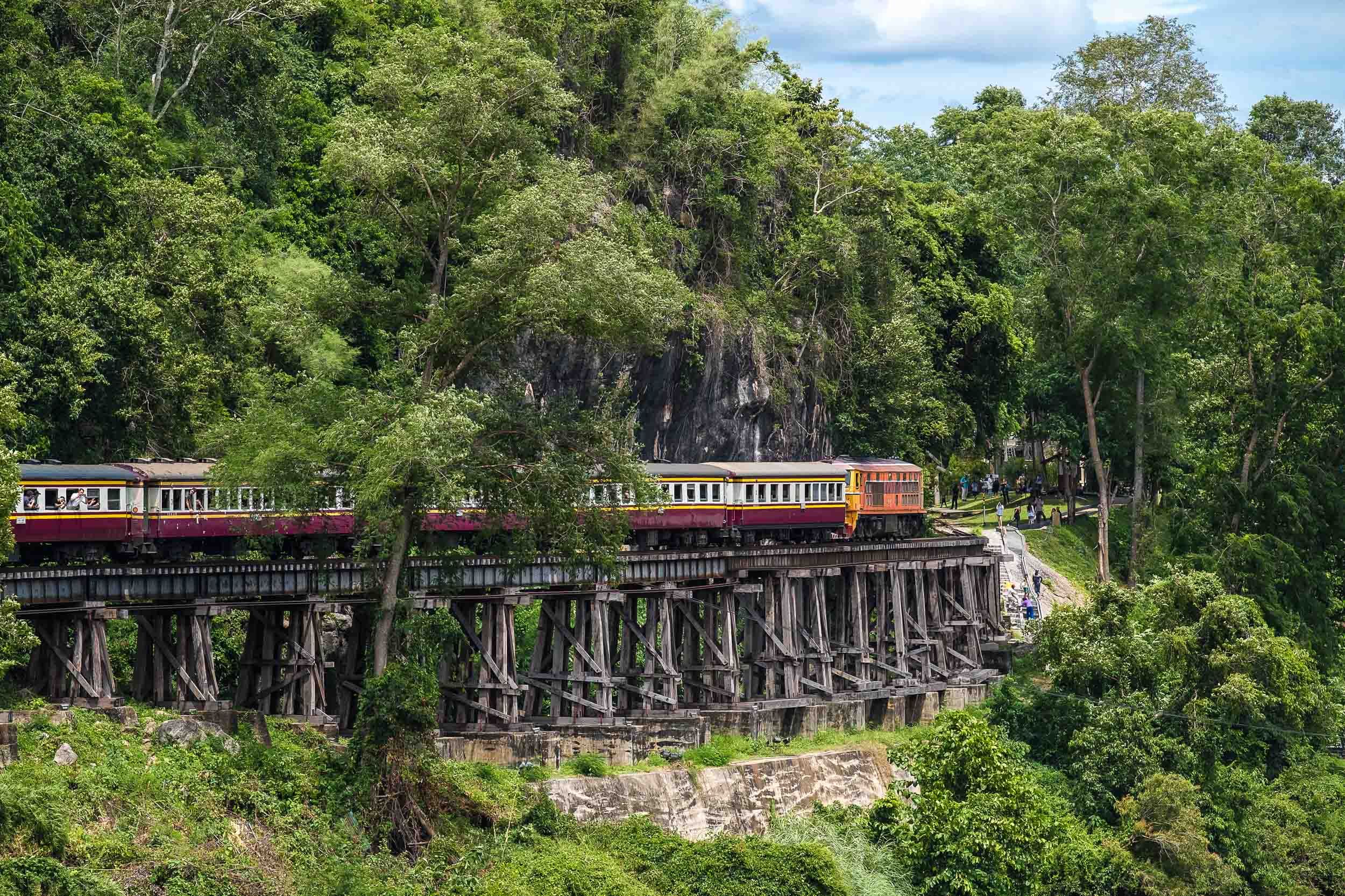 Туристический поезд возле River Kwai в Kanchanaburi 