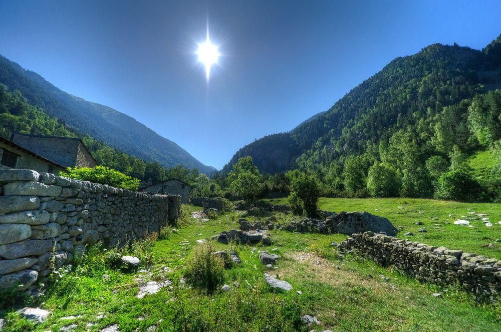 Летняя зелёная долина и горная панорама