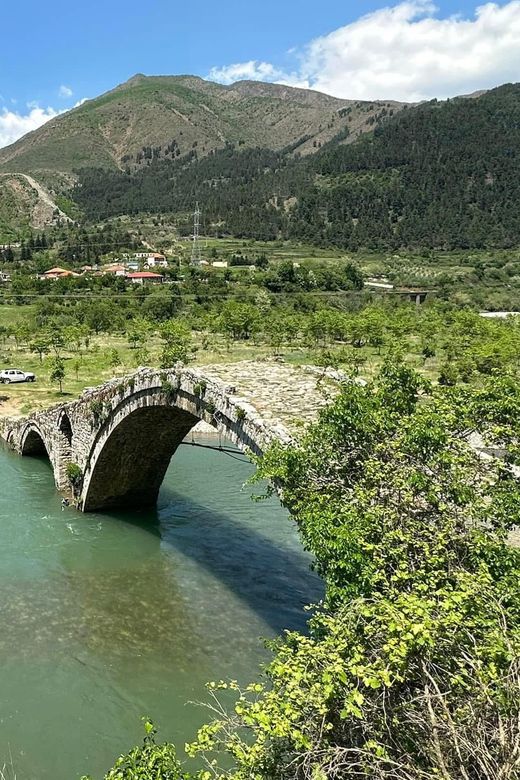 Старинный мост Камара через реку Шкумбини