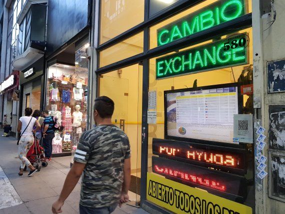 Вывеска Cambio на улице Флорида в Буэнос-Айресе