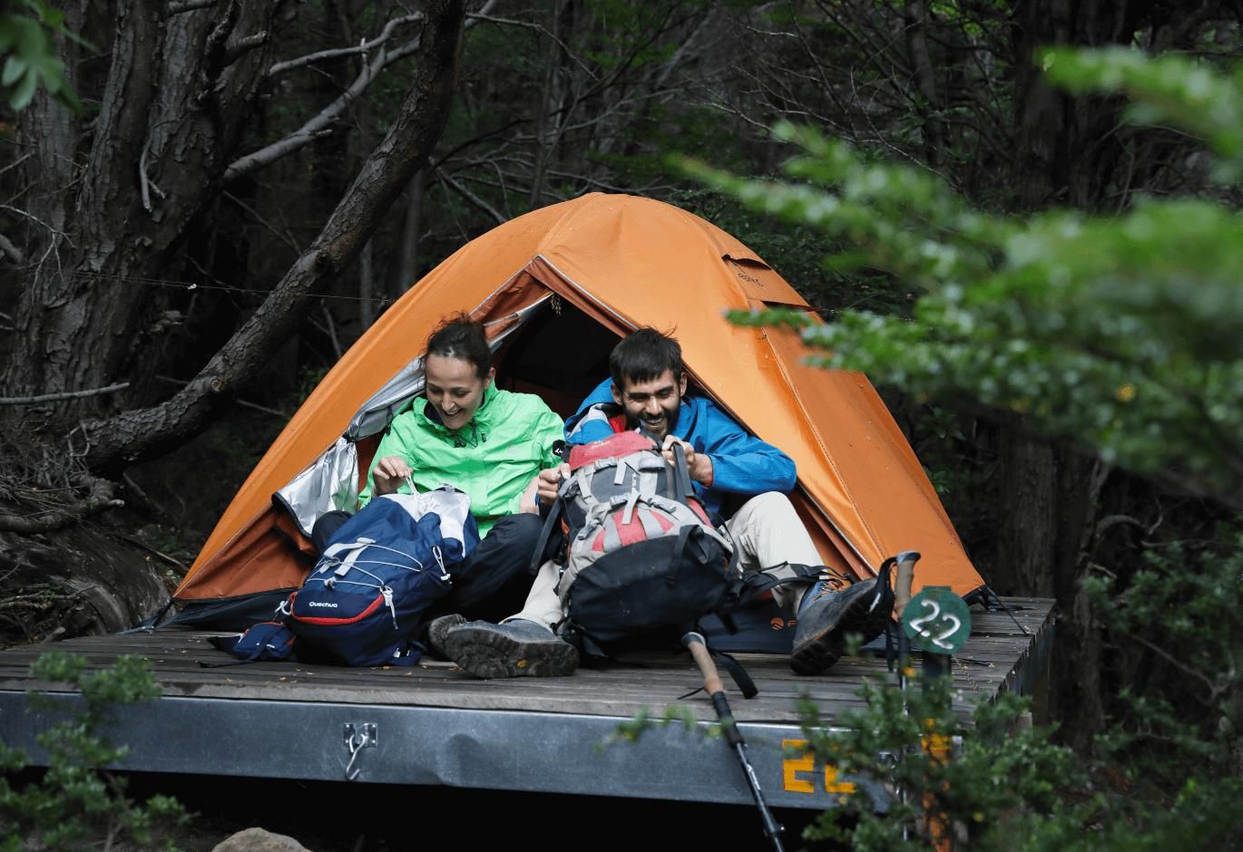 Туристы у палатки на платформе в лагере Лагуна Торо (Laguna Toro), Аргентина