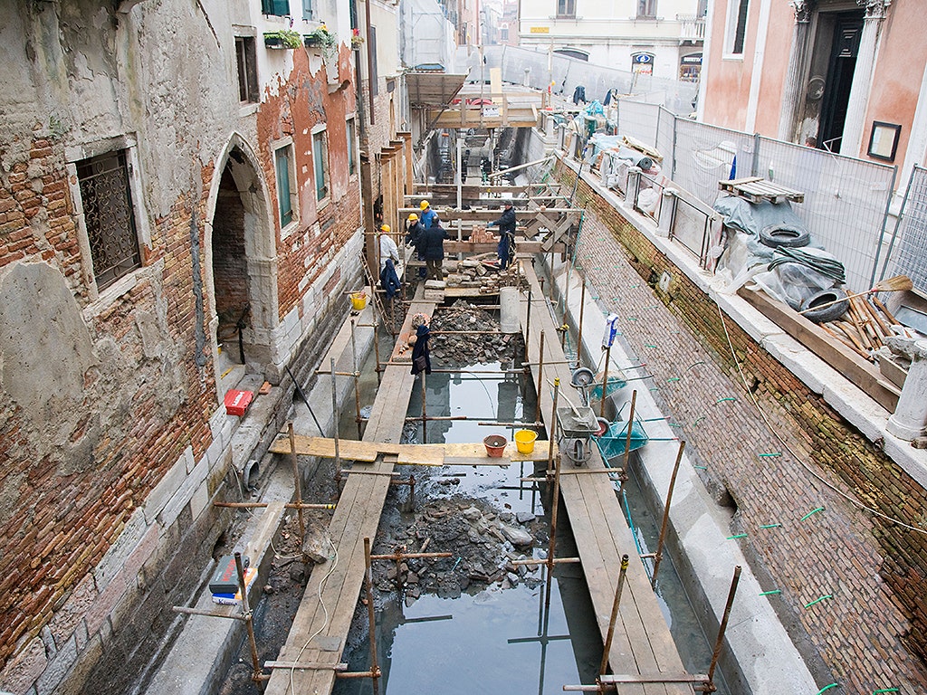 Чистка каналов в Венеции: осушение и как чистят