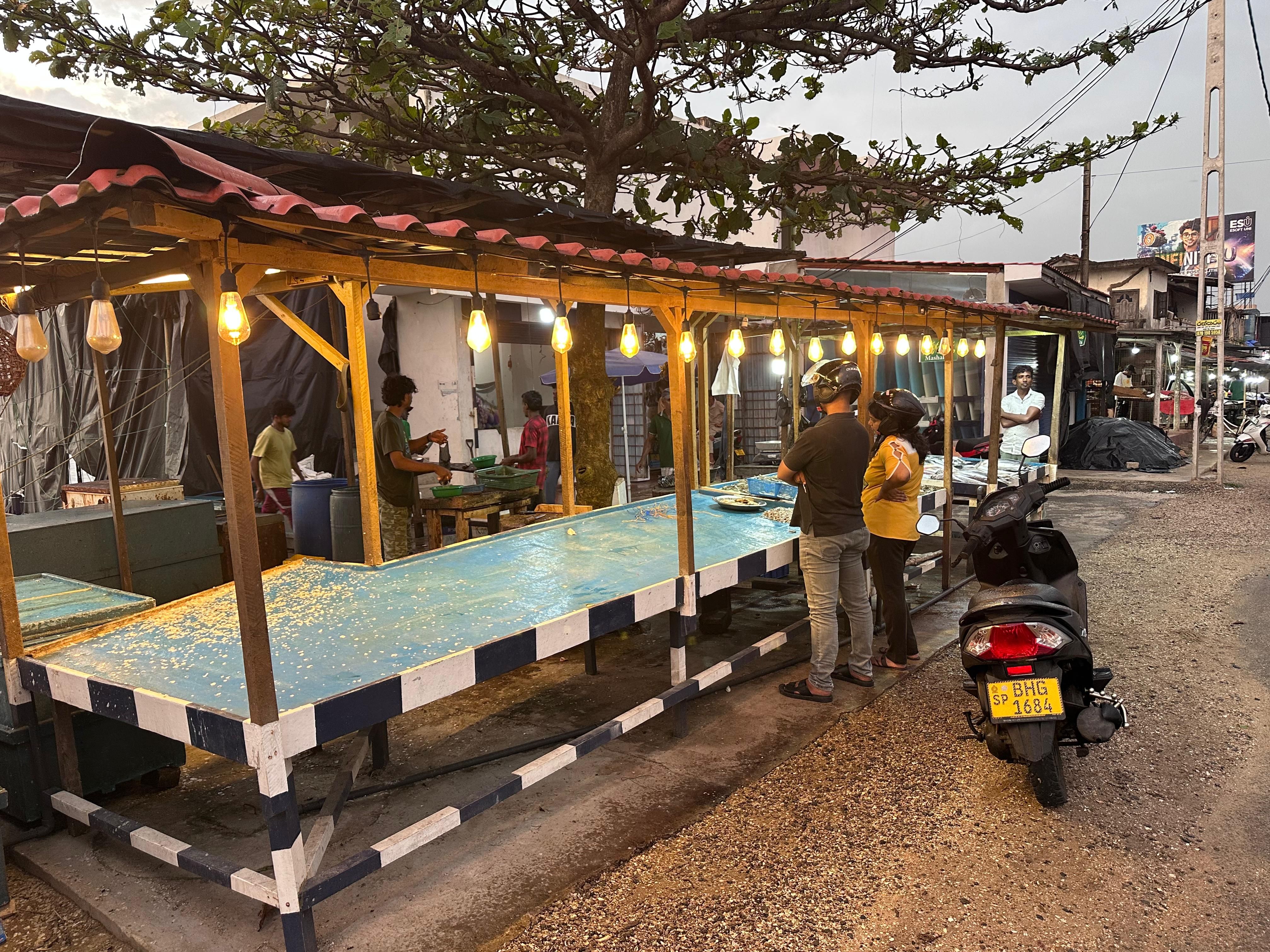 Рыбный рынок у пляжа в Девате