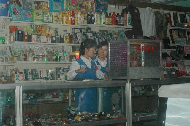 Витрина в магазине Северной Кореи с ценами в долларах и евро