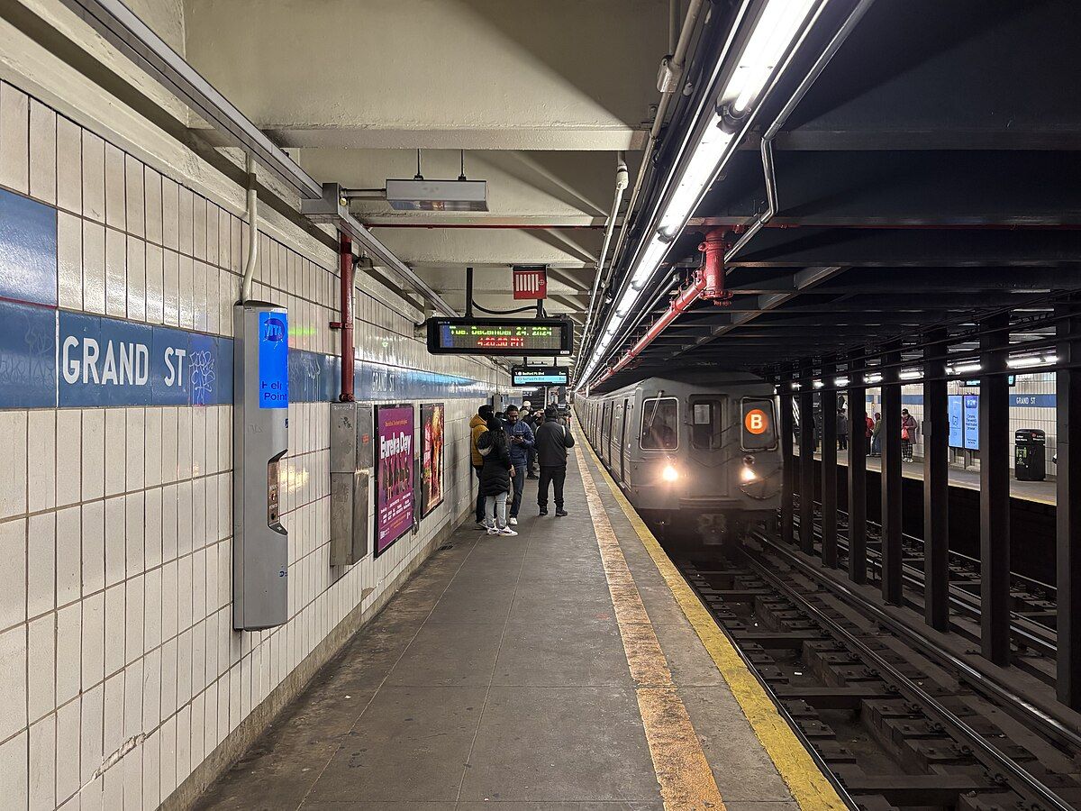Платформа станции Grand Street метро в Нью-Йорке (IND Sixth Avenue Line)