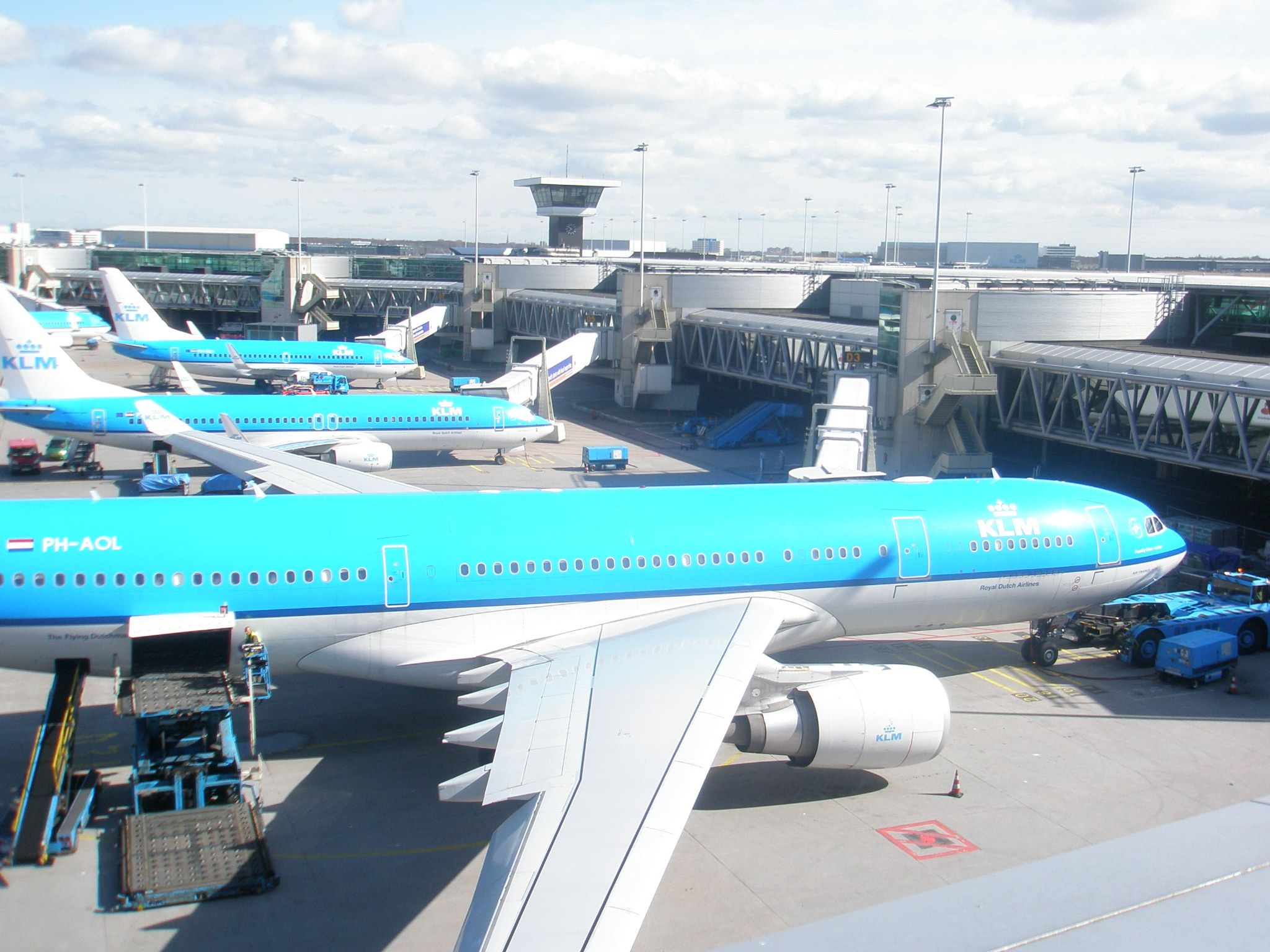 Самолёты KLM у терминала аэропорта Амстердам-Схипхол