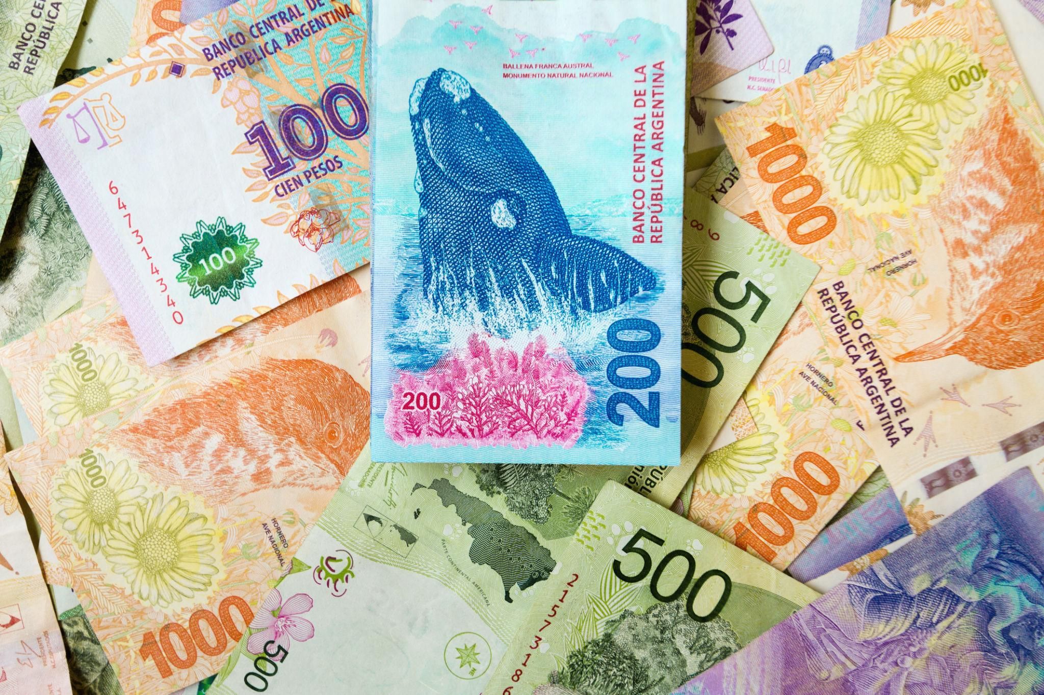 Банкноты Аргентины: 100, 200, 500 и 1000 песо