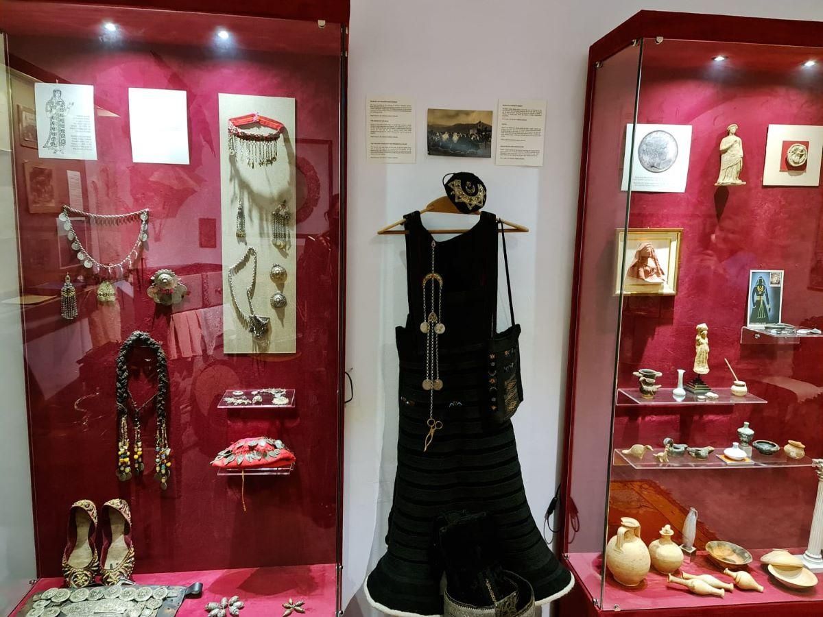 Музейная витрина с историческими албанскими предметами