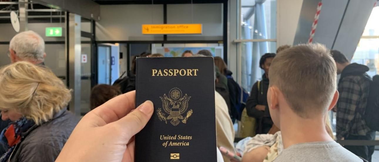 Студент с паспортом США перед вылетом