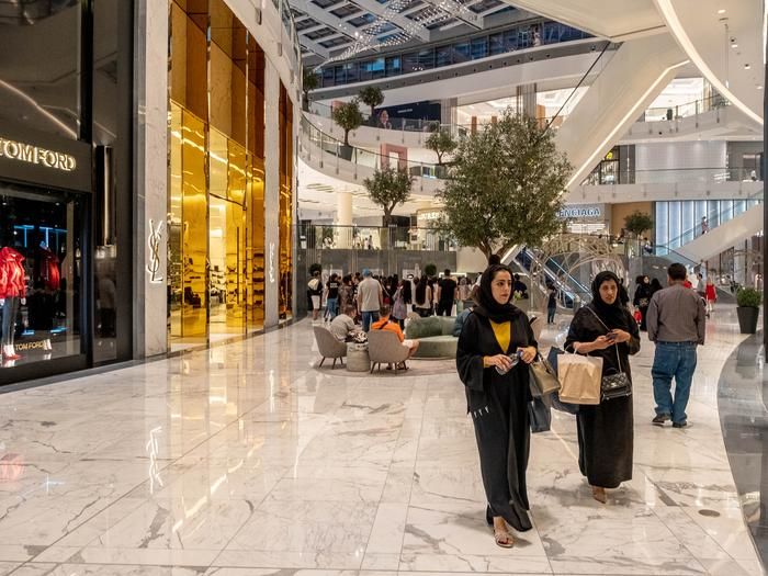 Пространства Dubai Mall летом (ОАЭ)