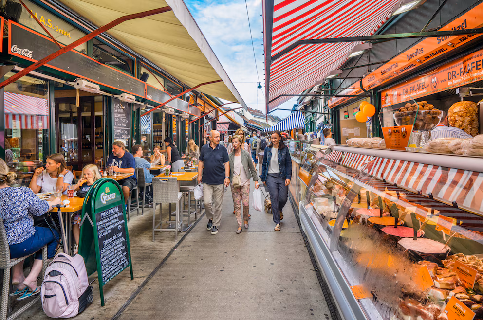 Продуктовые ряды рынка Нашмаркт в Вене