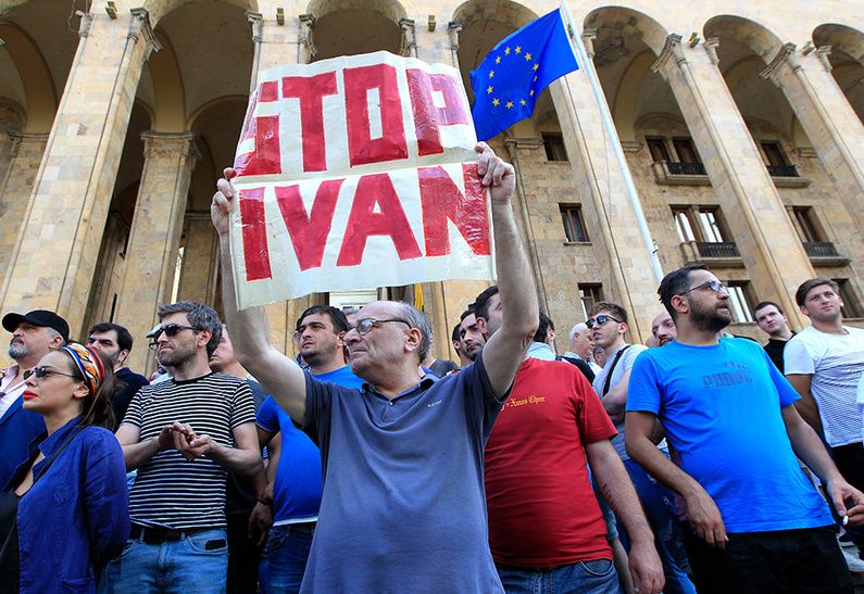 Граждане Грузии пытаются остановить Ивана