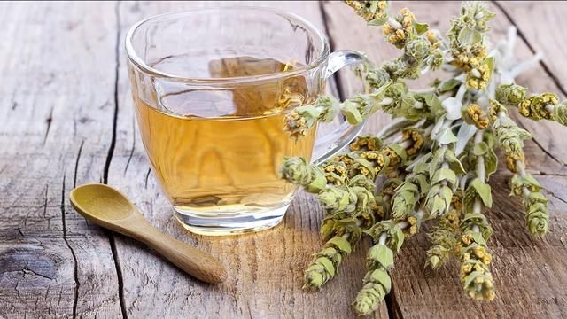 Горный чай çaj mali в чашке рядом с высушенными стеблями