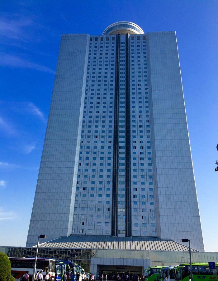 Туристический отель YANGGAKDO HOTEL в Пхеньяне — именно в таких местах у туристов иногда бывает доступ к Wi-Fi/связи и можно воспользоваться переводчиком