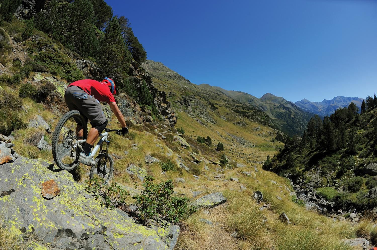 Кадр с горным велосипедом в байк-парке Vallnord