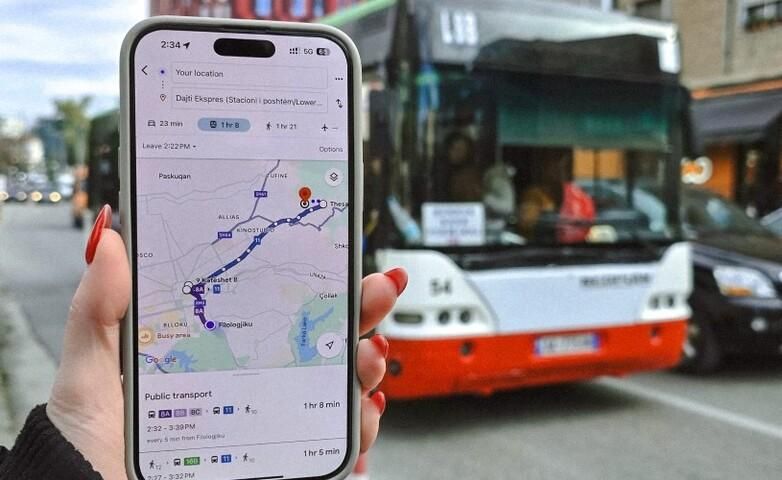 Поиск маршрута общественного транспорта в Тиране с помощью телефона