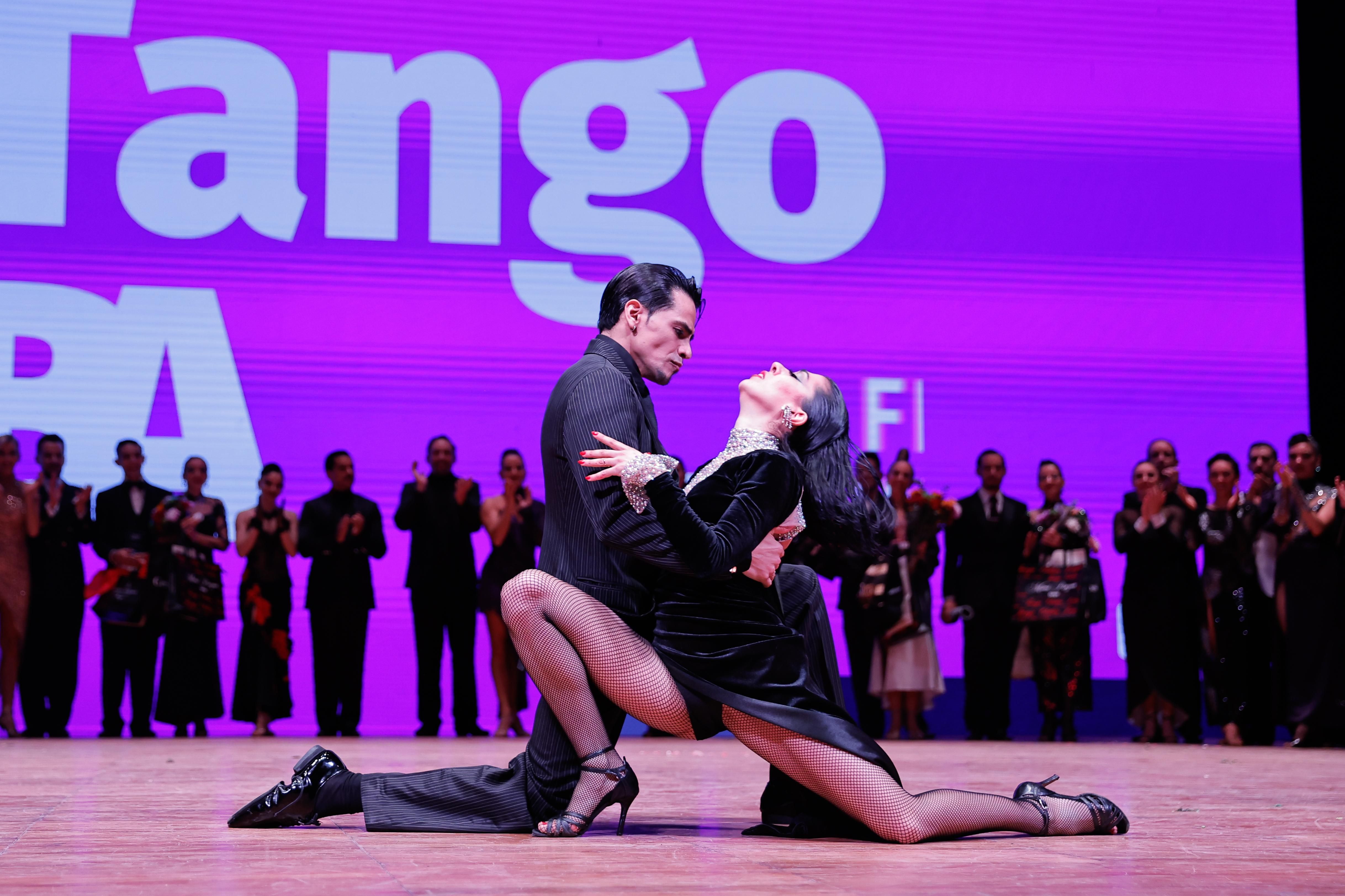 Выступление танцевальной пары на сцене Tango BA Festival y Mundial в Буэнос-Айресе
