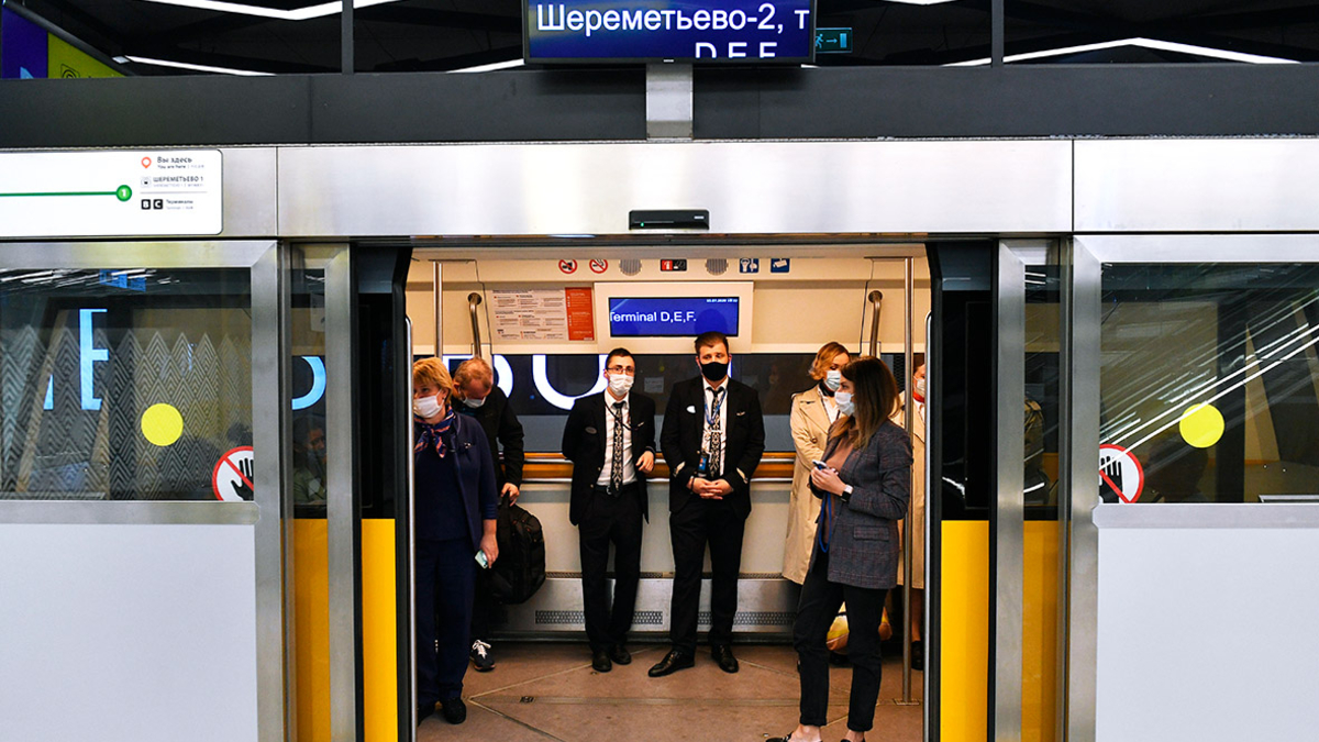 Межтерминальный поезд в шереметьево. Межтерминального метро Шереметьево. Межтерминальный поезд Шереметьево. Метро под Шереметьево между терминалами. Межтерминальный переход в Шереметьево.