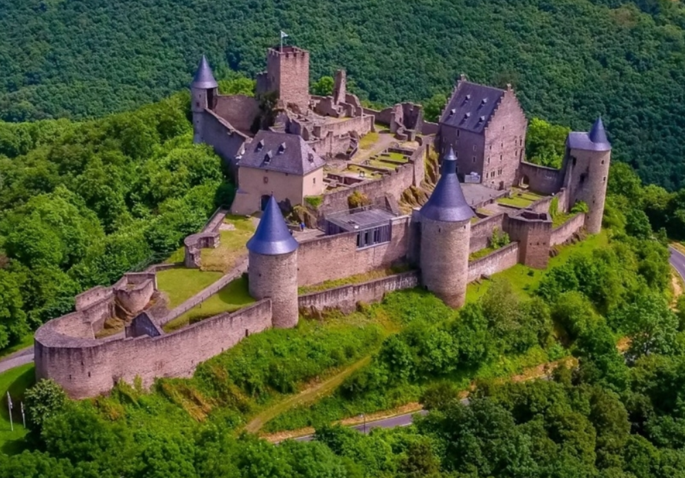 Буршайд — крупнейший замковый комплекс в Люксембурге