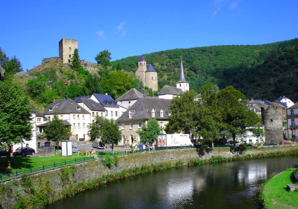 Эш-Зауэр — руины средневекового замка на вершине холма в коммуне Эш-сюр-Сюр