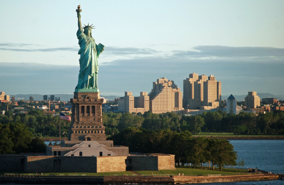 Статуя Свободы - один из самых величественных и прекрасных монументов США