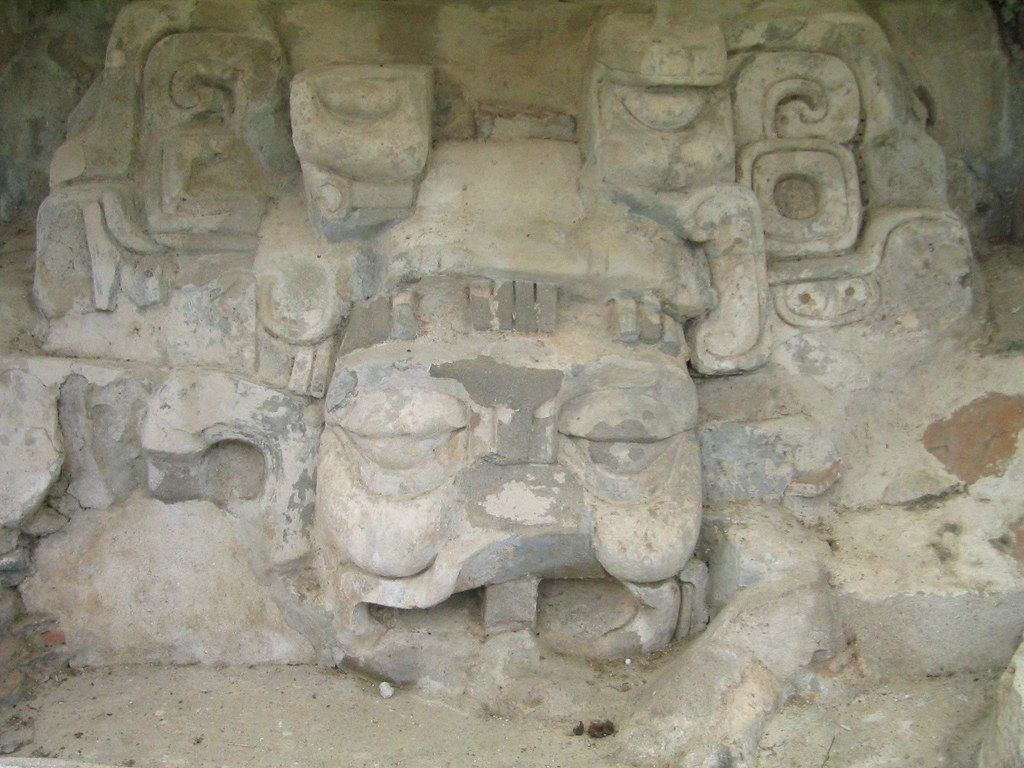 Каменные скульптуры Тасумаля