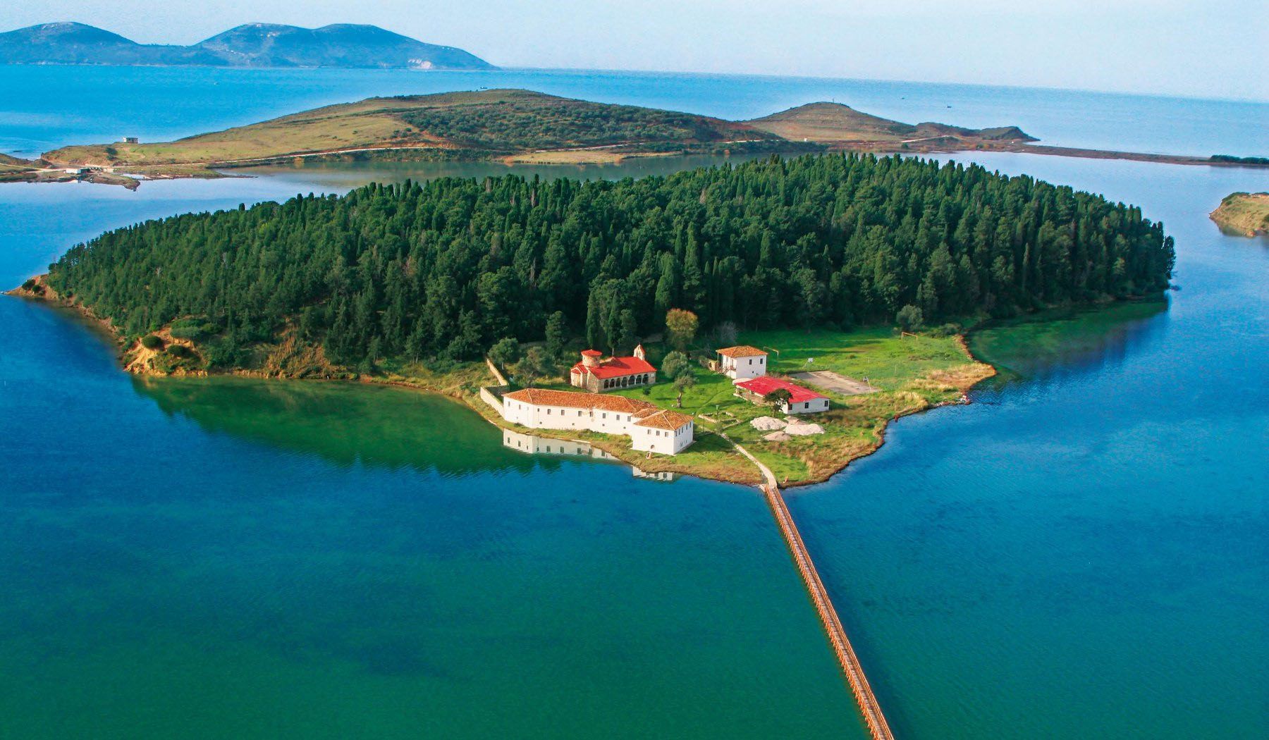 Лагуна Нарта и остров Звернец