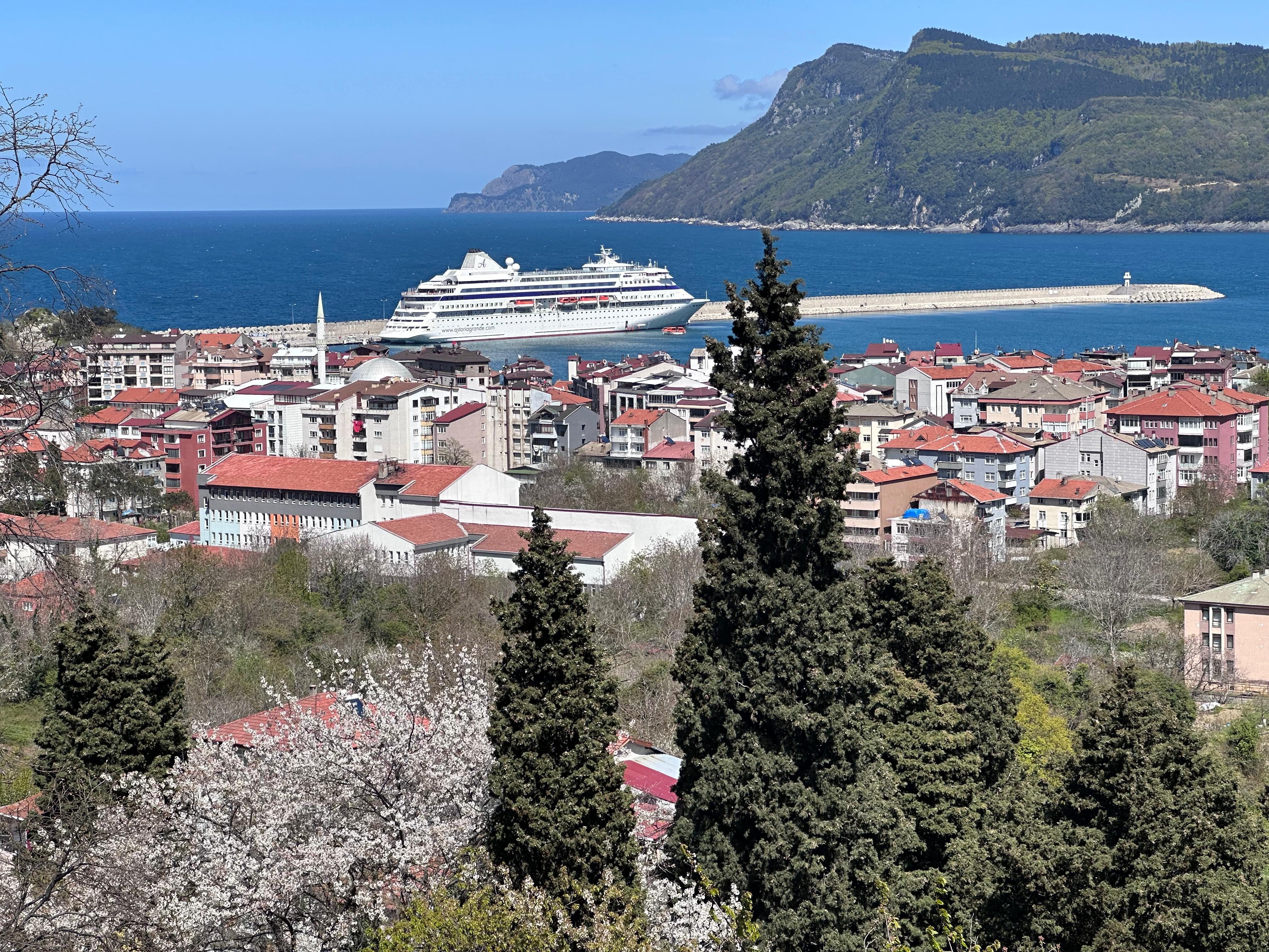 Astoria Grande в порту Амасры