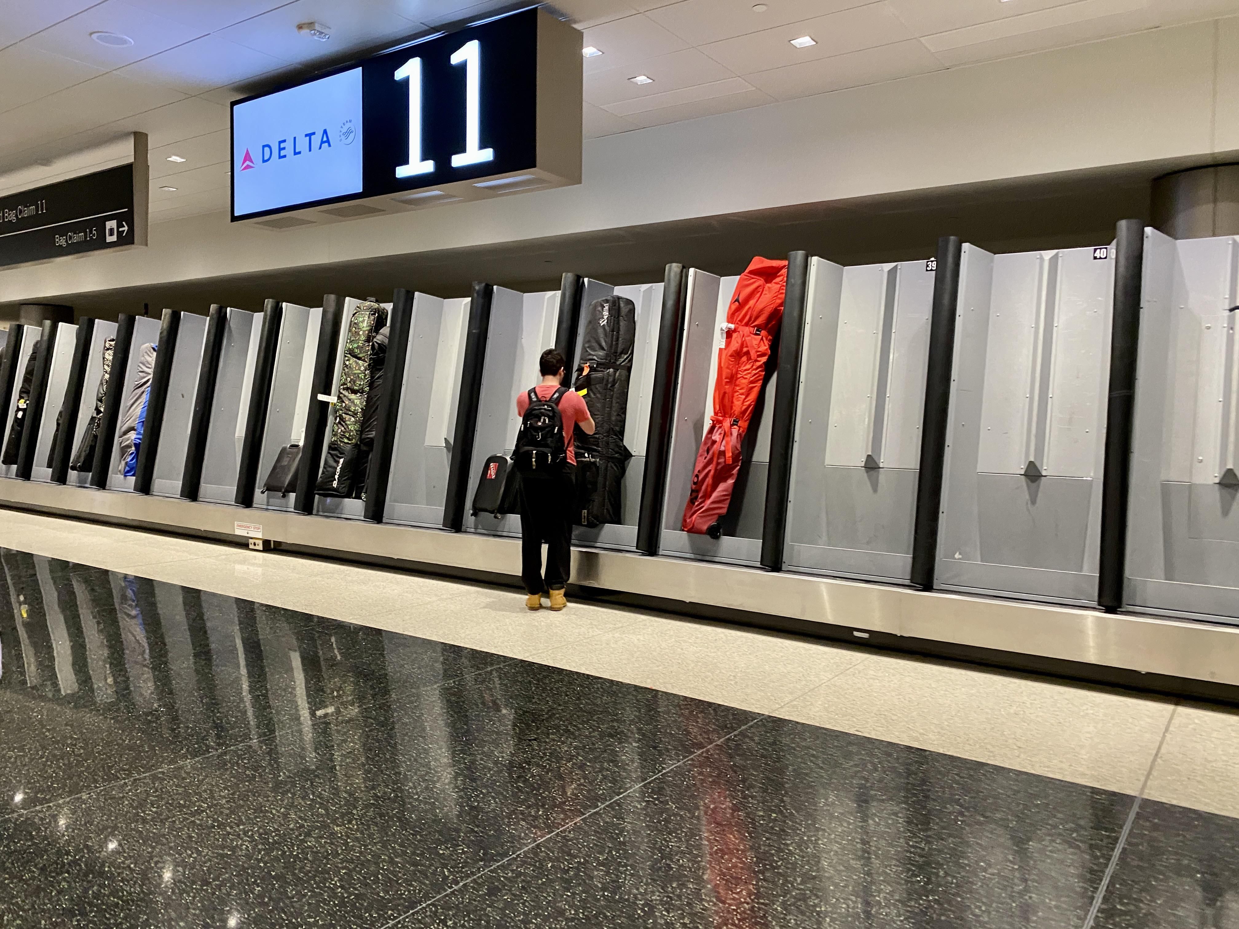 Какие авиакомпании бесплатно провозят лыжи и сноуборды