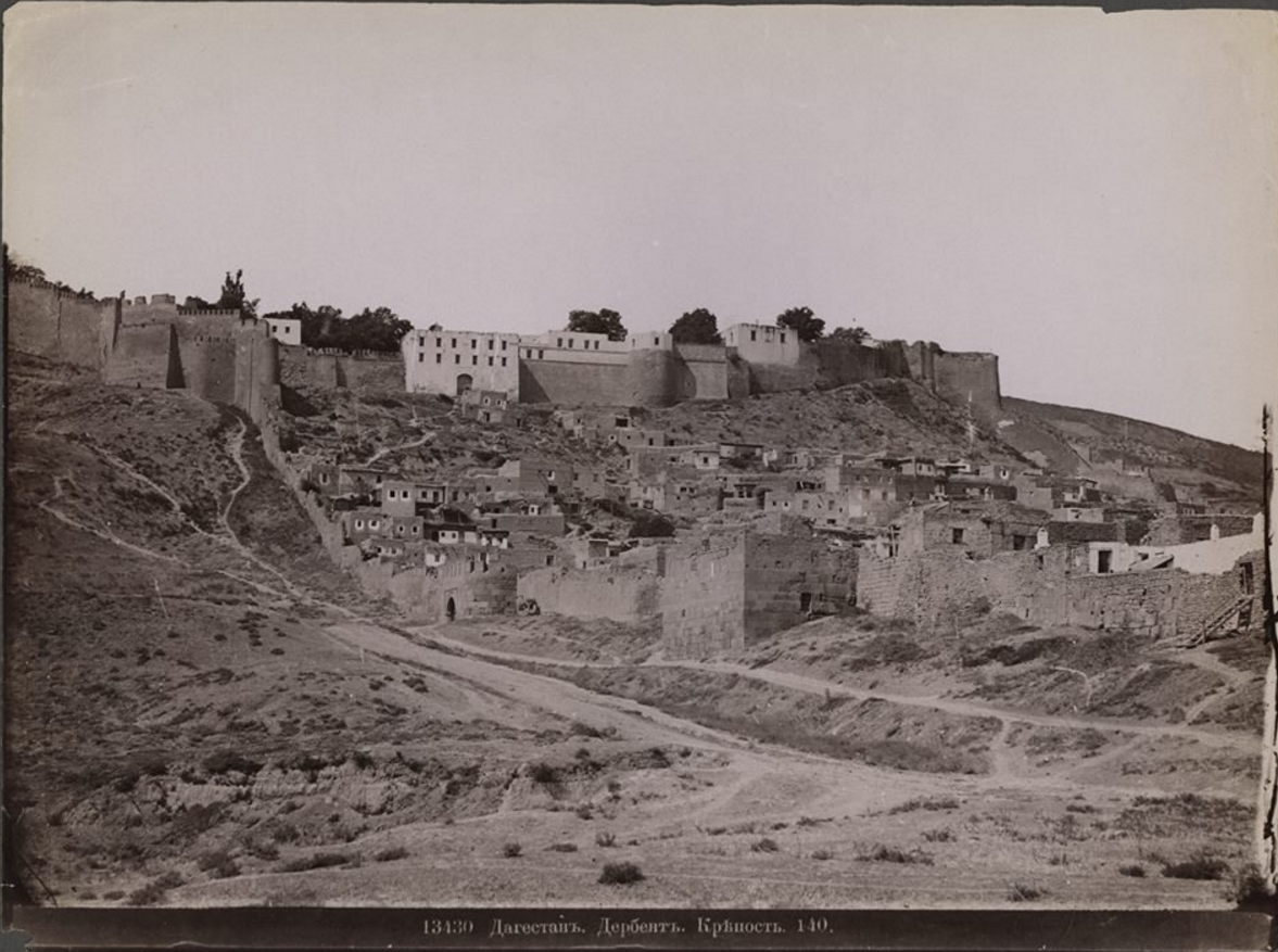 Старая фотография Дербента - крепость и сходящие от неё стены