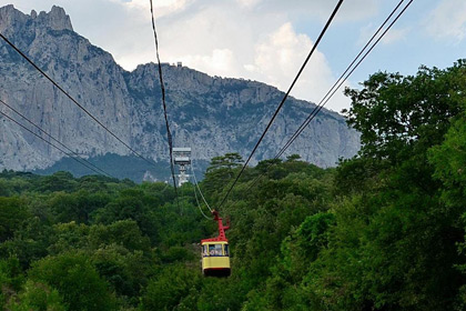 Спасатели 9 часов снимали туристов с канатной дороги в Крыму