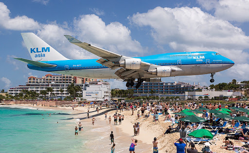Боинг-747 «KLM» повредил 17 машин при посадке на Синт-Маартене